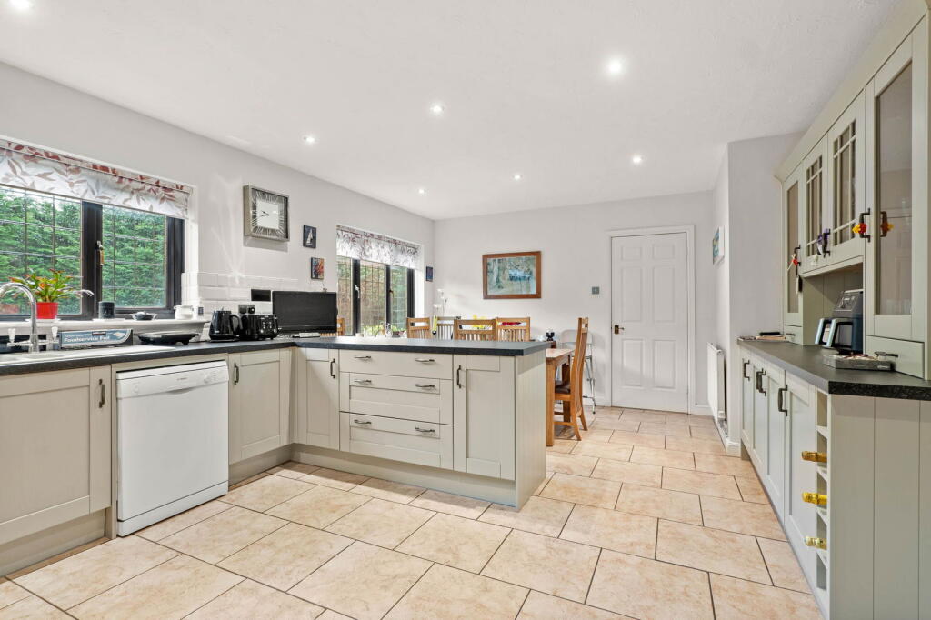 4 Woodbury Park, Holt Heath, Worcester. WR6 6NT photo 2