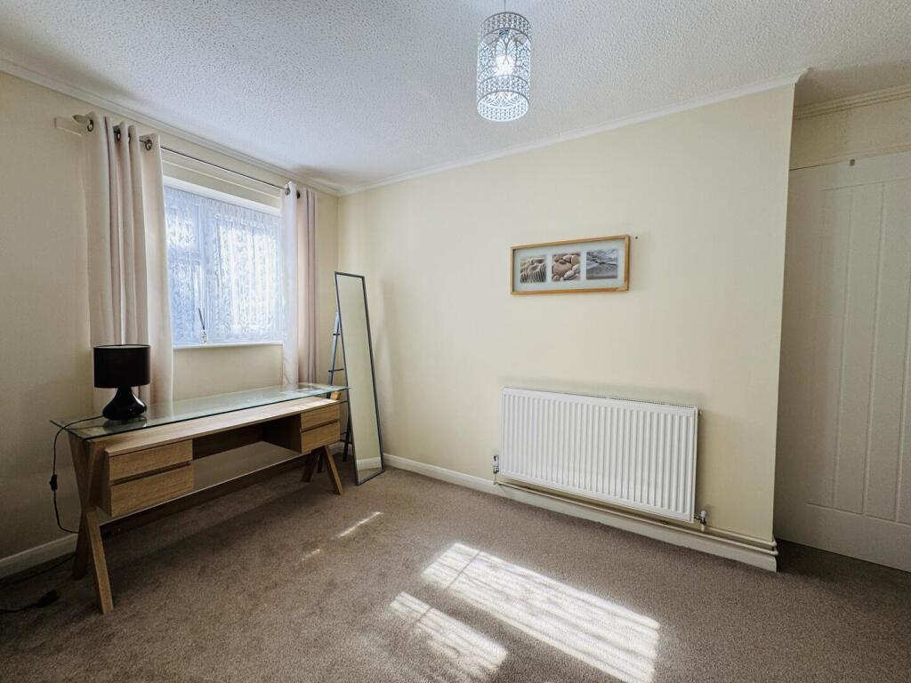 Apartment in Crawley, West Sussex - View 5