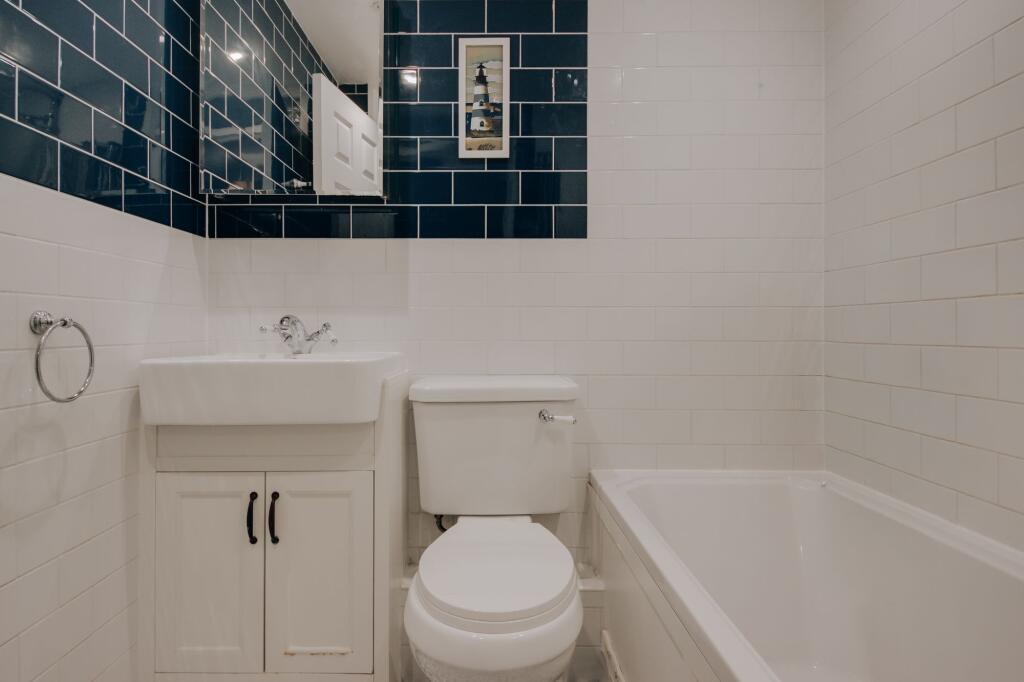 Oak Path, Bushey, WD23 photo 4