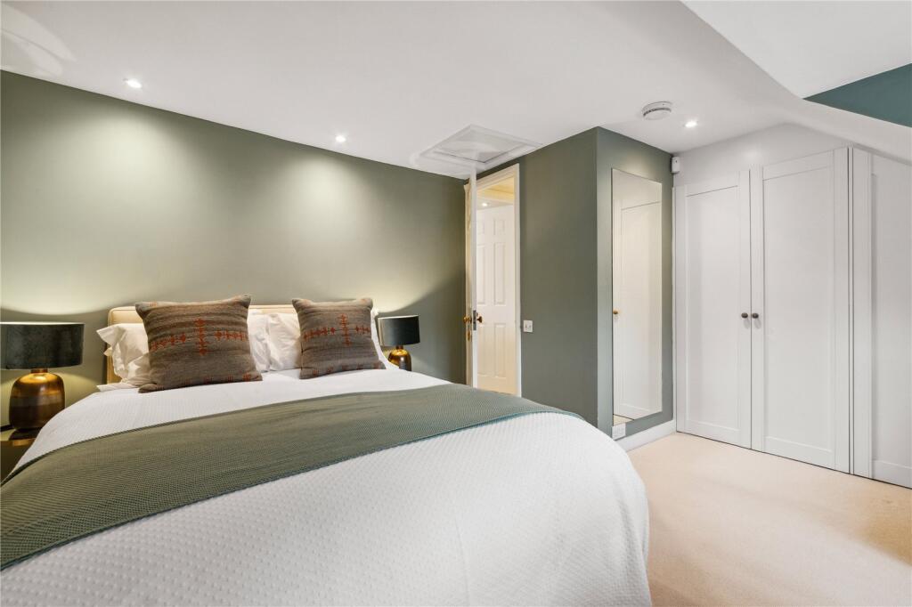 1 bedroom mews property for rent
