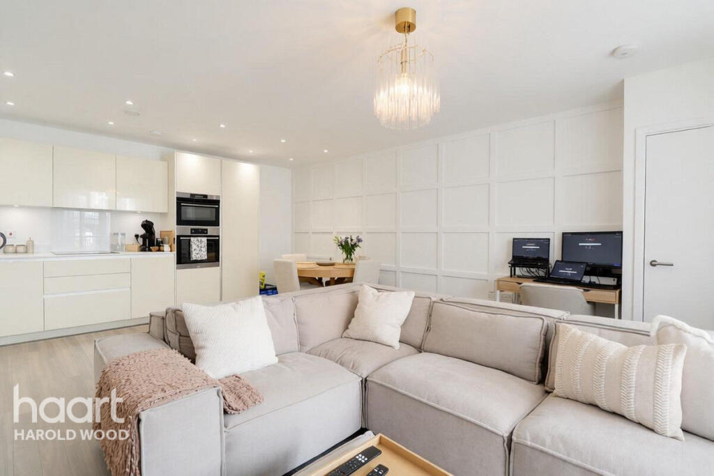 Apartment in London, Harold Wood - View 3