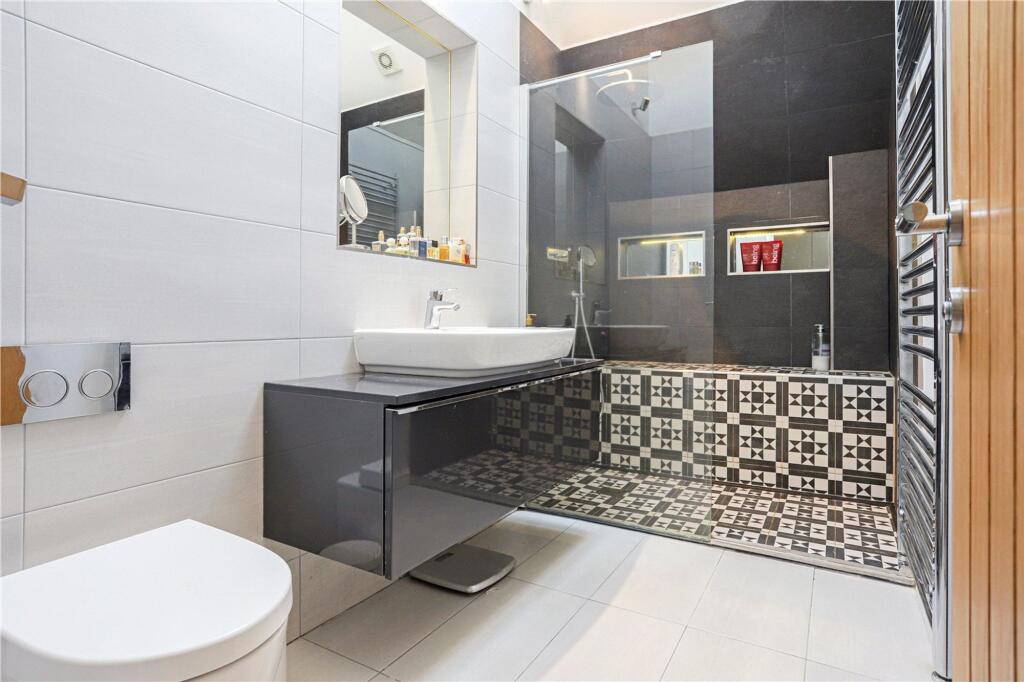 House in Waverley, Shortheath, Farnham - More