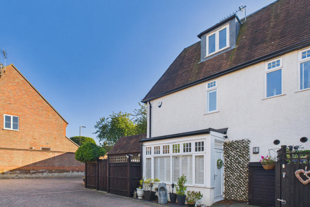 Main image of property: Chipperfield Road, Bovingdon, HP3