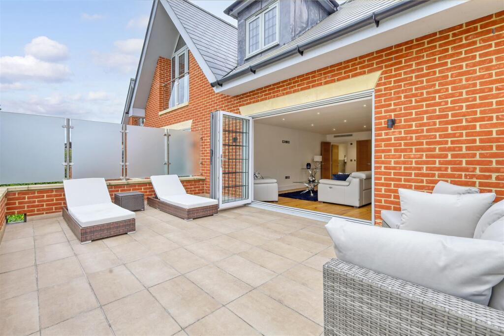 2-bed apartment on 41 Shenfield Road, Shenfield, Brentwood, £825,000