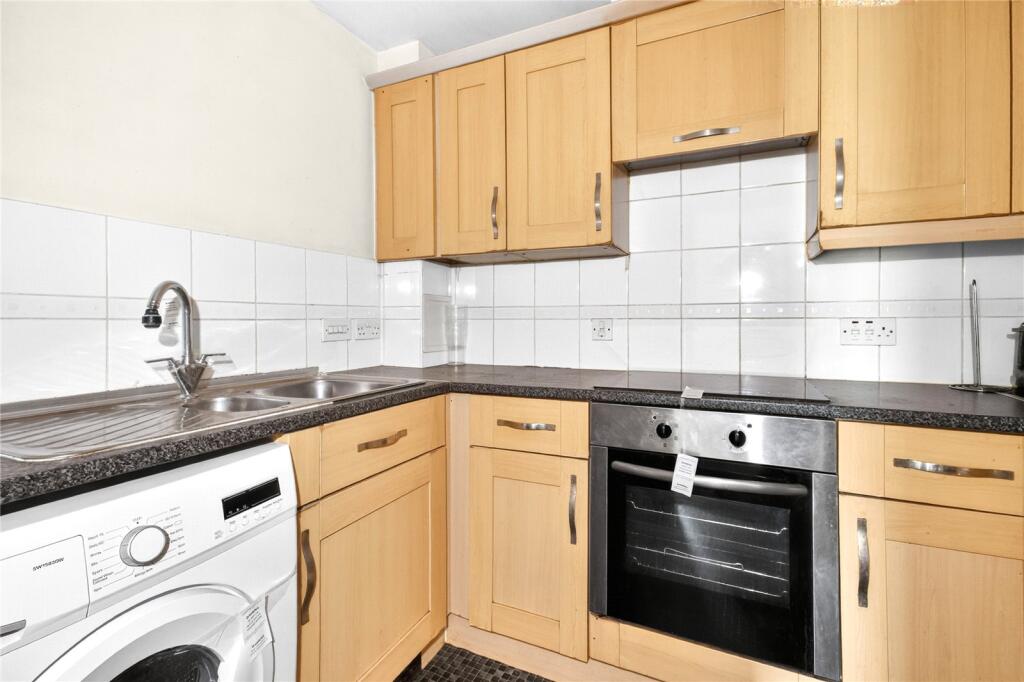 Kelvin Gate, Bracknell, Berkshire, RG12 photo 3