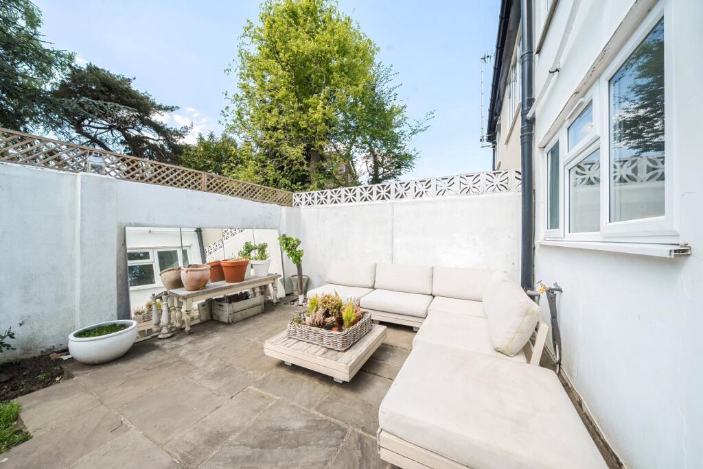 Winterdown Road, Esher, KT10 photo 3