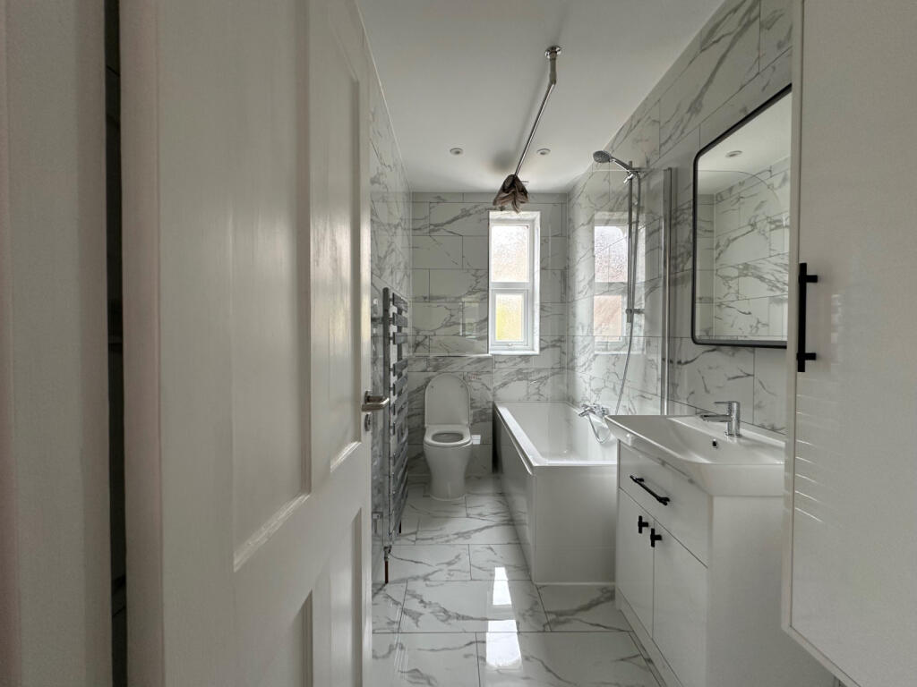 Apartment in Kingston upon Thames - View 3