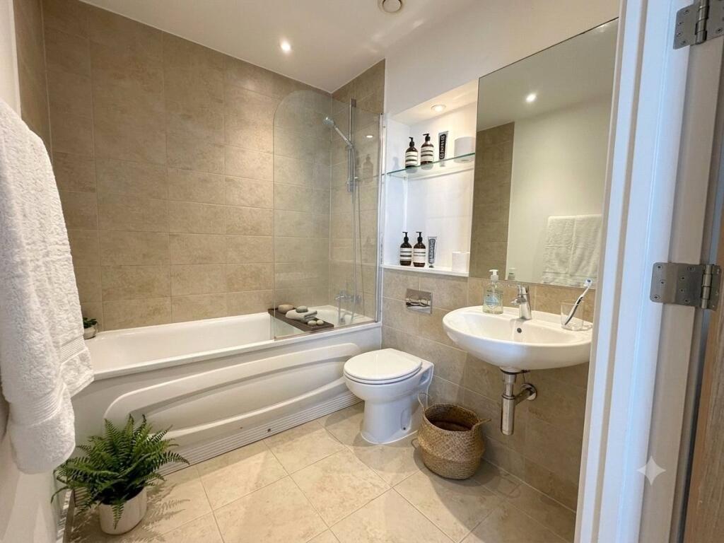 Apartment in Portsmouth, Portsea - View 4