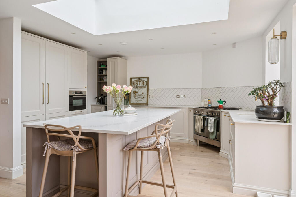 Hillcrest Gardens, Esher, KT10 image 5