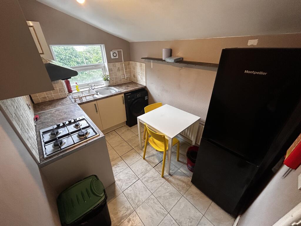 Apartment in Bristol, Forlorn Hope Estate, St Paul's - View 4