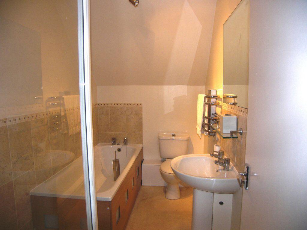 Apartment in Leatherhead, East Horsley - View 4