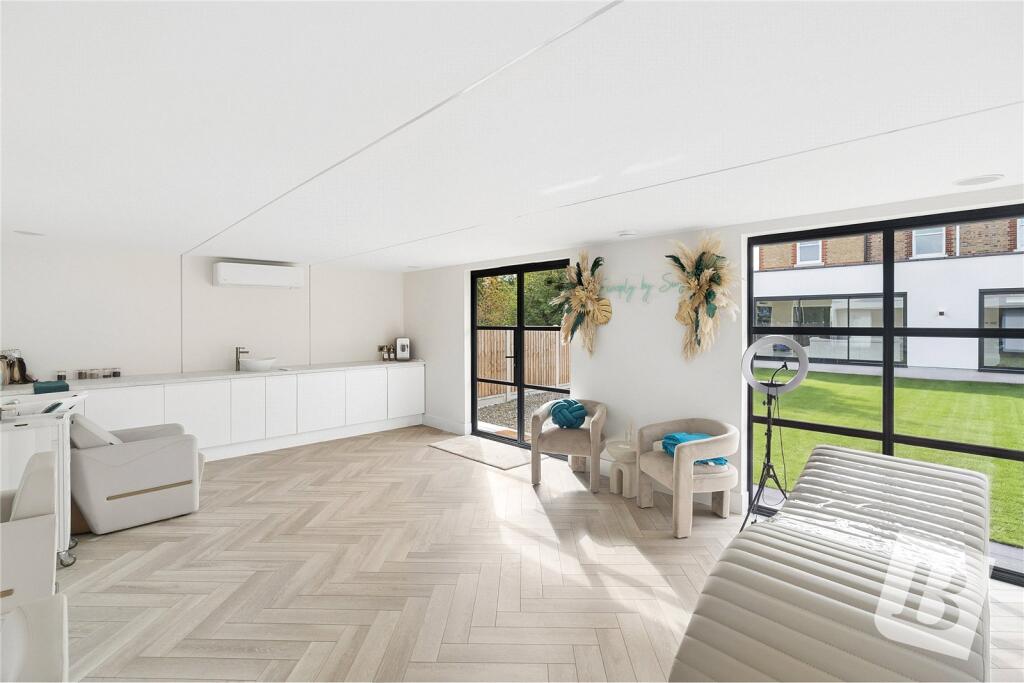 House in Basildon, Wickford - View 5