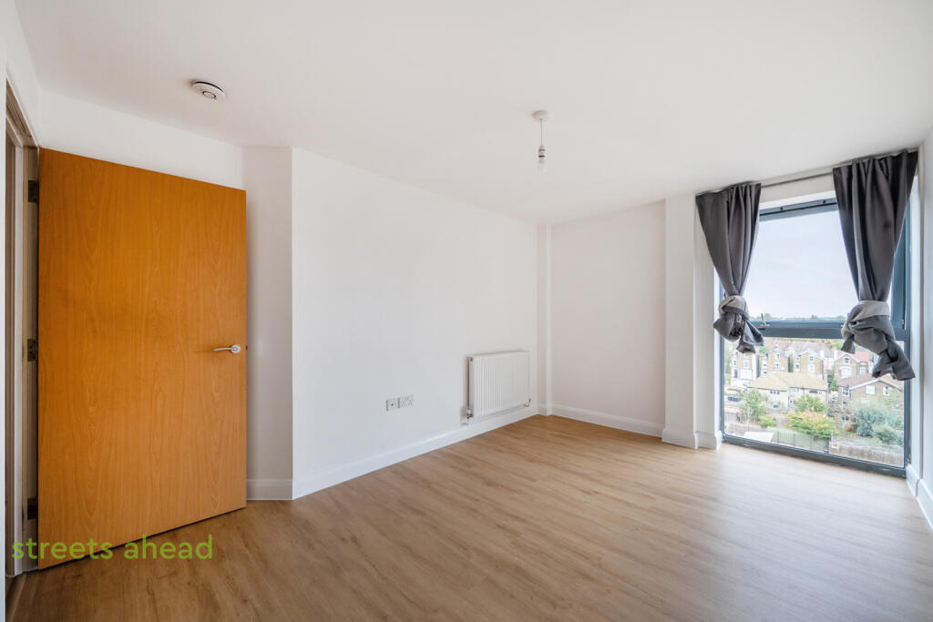 Apartment in Croydon - View 3