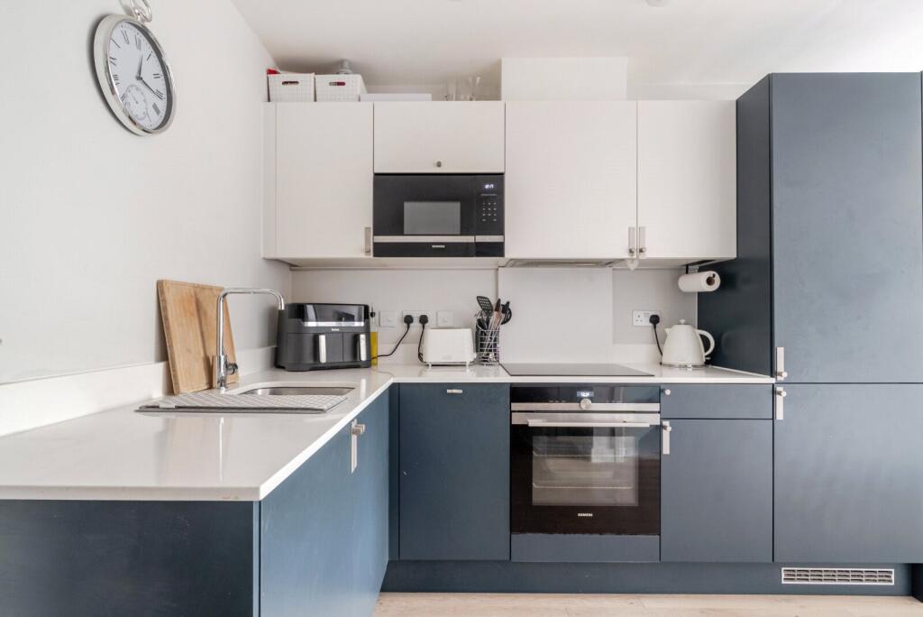 Apartment in Runnymede, Chertsey - More