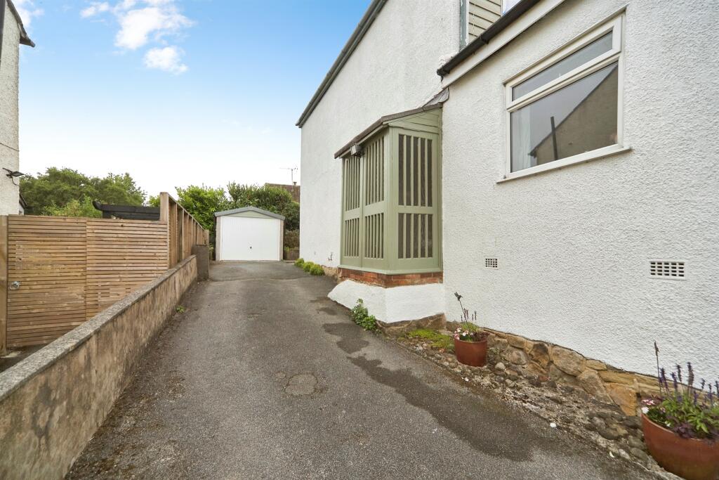 House in Bradford, Bingley - View 2