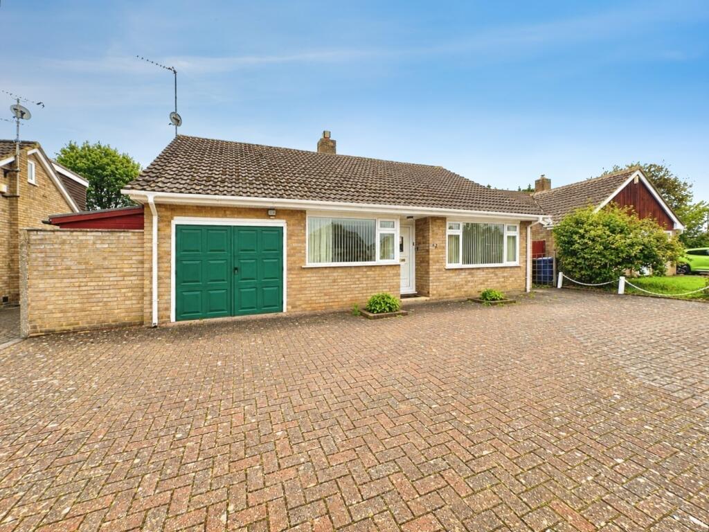 3-bed bungalow on Rosemary Gardens, Blackwater, Camberley, Hampshire, GU17, £450,000