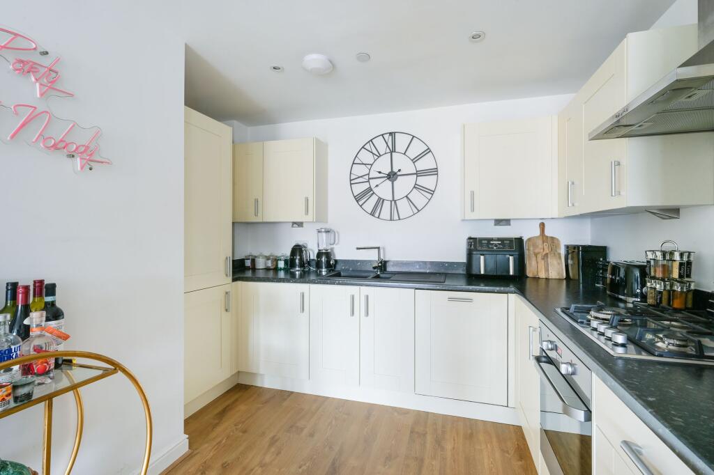 Apartment in Kingston upon Thames - View 4