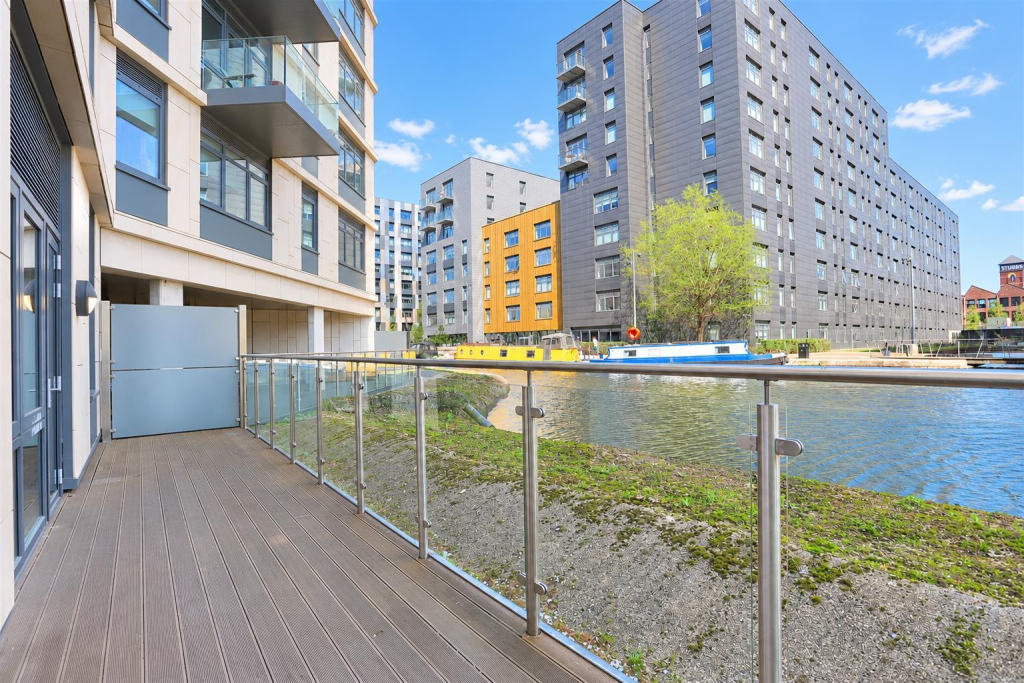 Apartment in Manchester, New Islington, Miles Platting - View 2
