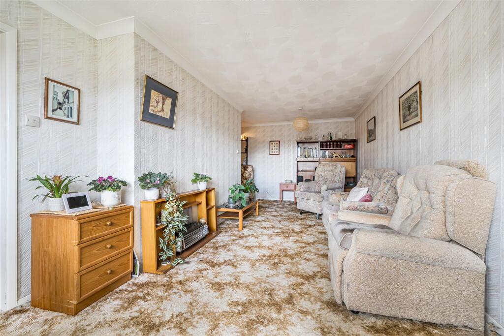 Willant Close, White Waltham, Maidenhead, SL6 photo 2