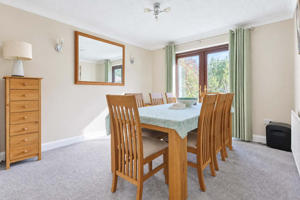 House in Rochford, Hawkwell - More