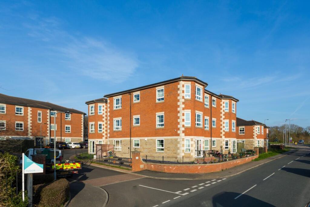 2-bed flat on Waterside, Fairburn, £170,000