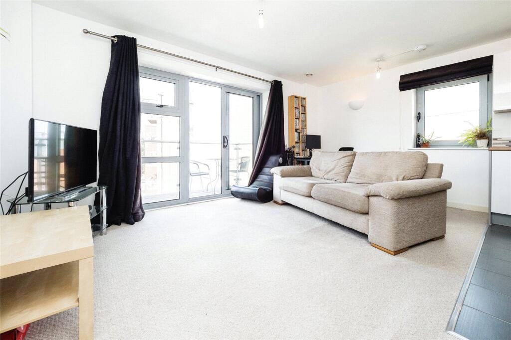 Queen Mary Avenue, London, E18 - View 3
