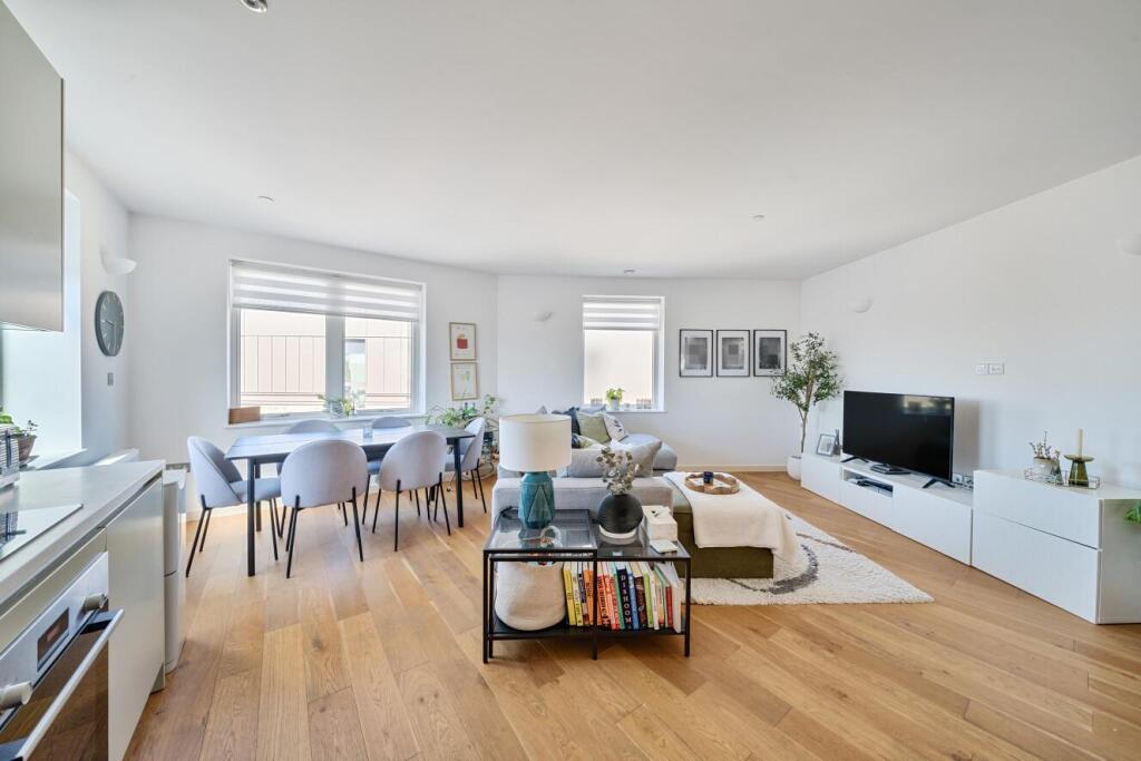 2-bed flat on Camberwell New Road, Camberwell, London, SE5, £450,000