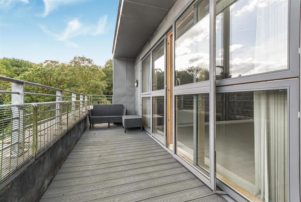 Apartment in Bolton, Deakins Buisness Park, Eagley - View 3