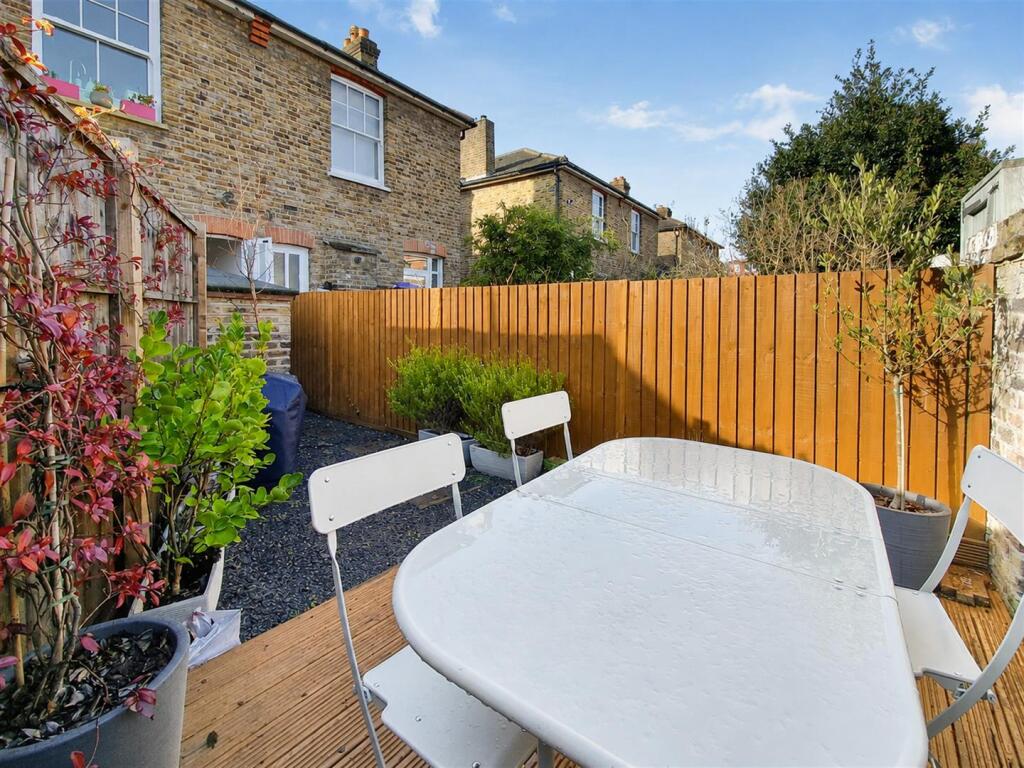 Apartment in London, Cottenham Park, Raynes Park - View 4