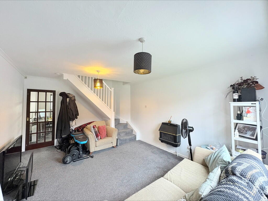 Courtney Close, Wollaton, NOTTINGHAM photo 3