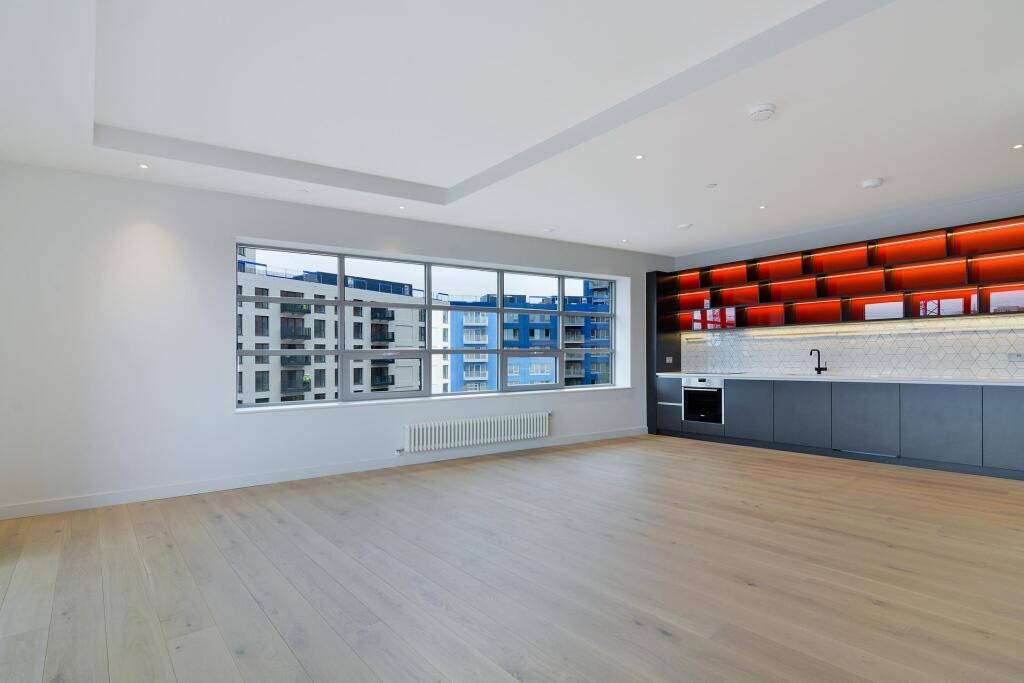 2-bed apartment on Kent Building, London, E14, £575,000