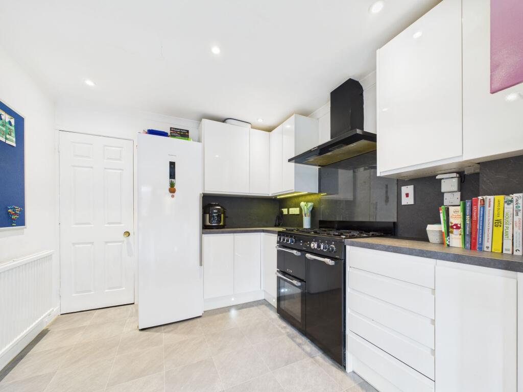 Farm Drive, Tilehurst, RG31 photo 2