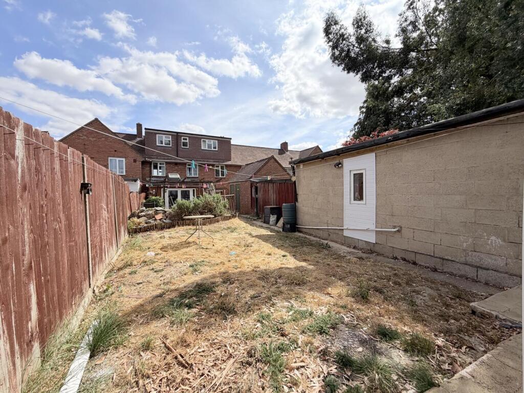 House in Luton - View 4