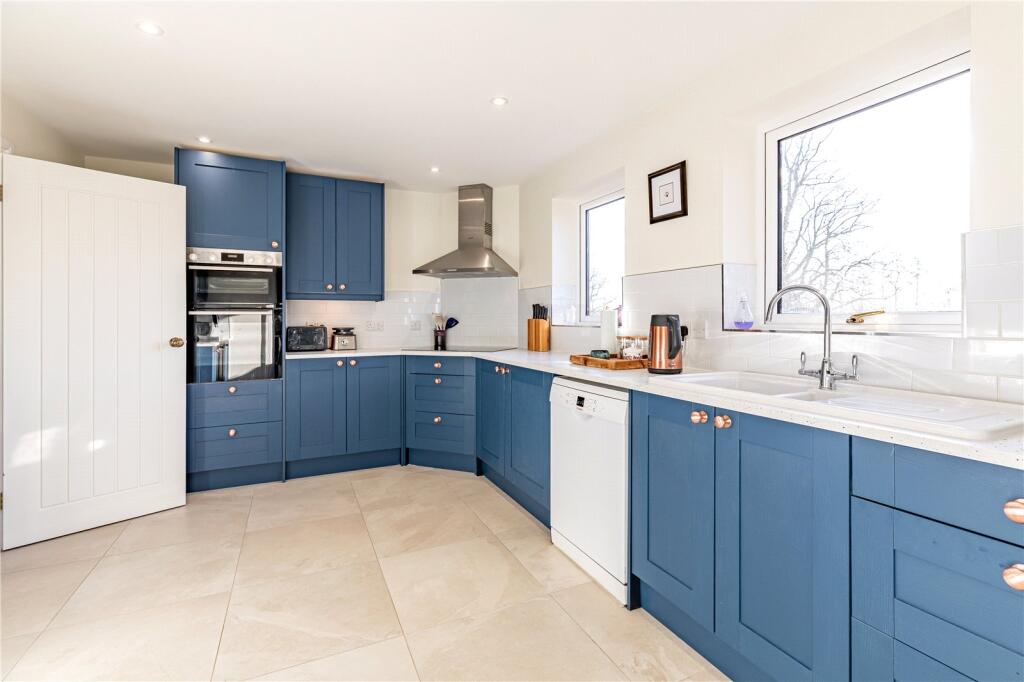 Cedar Close, Worton, Devizes, Wiltshire, SN10 photo 3