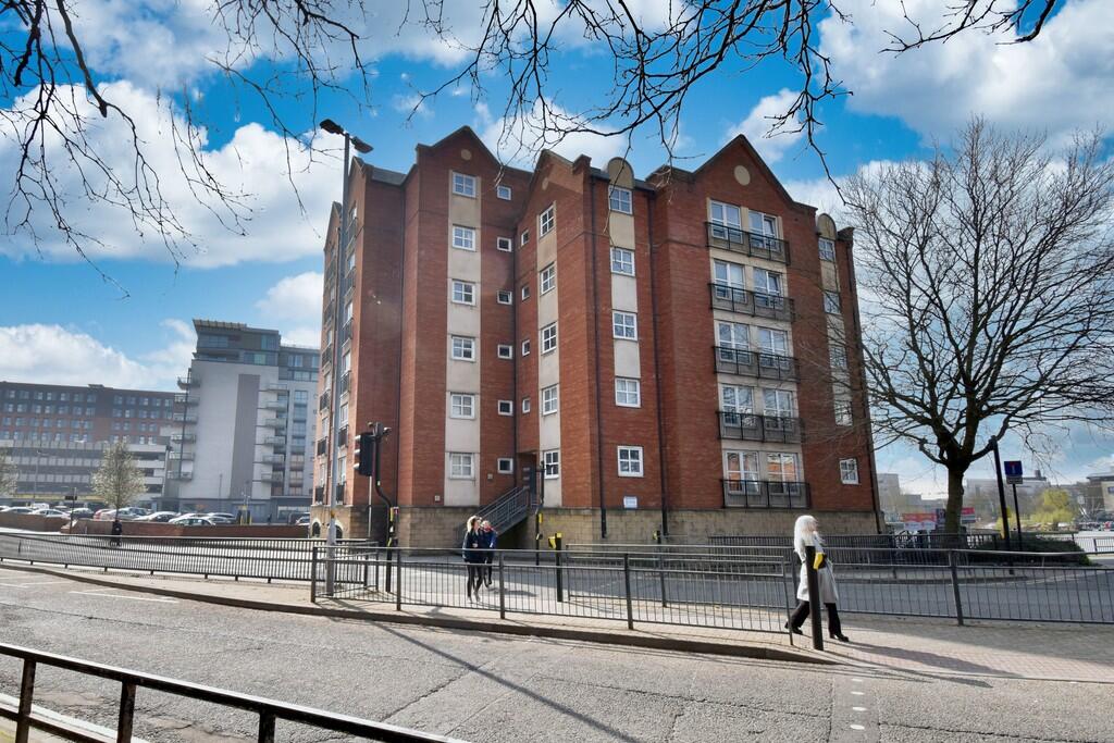 2-bed apartment on Grantavon House, Brayford Wharf East, Lincoln, £90,000