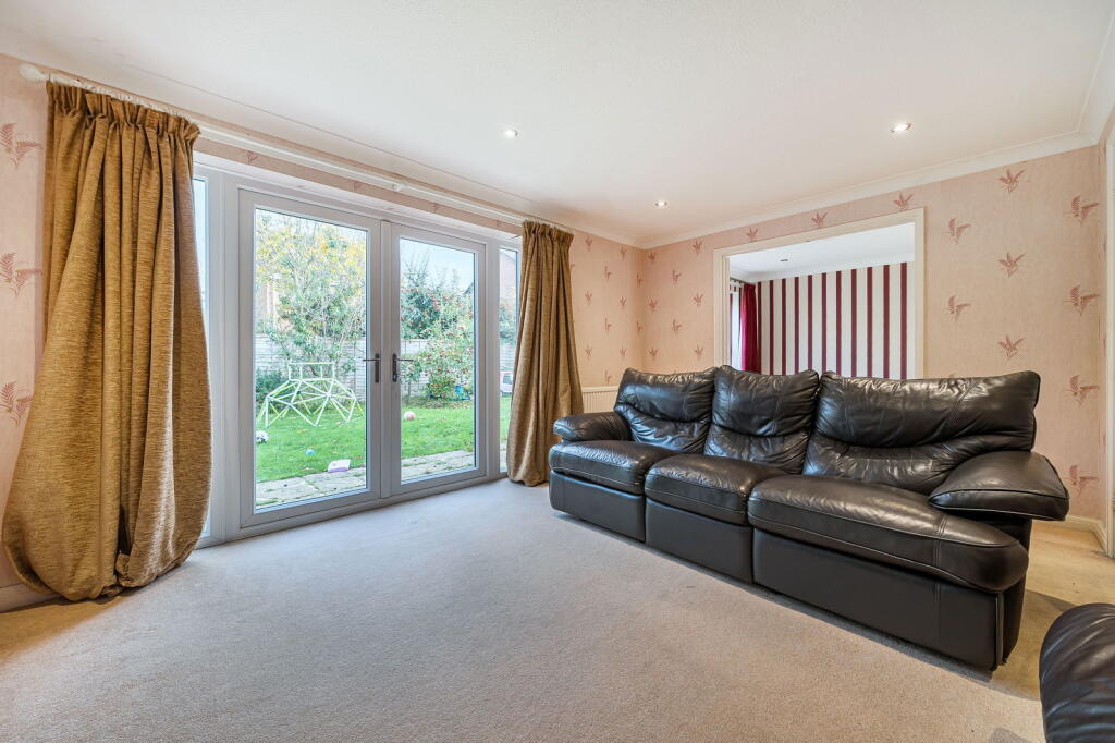 Fennel Close, Chineham photo 4
