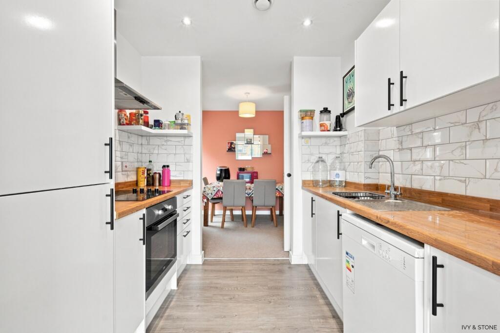 Apartment in London, Rush Green - View 5