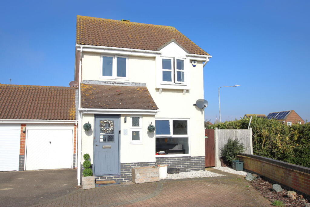 3-bed detached on Selsey Avenue, Clacton on Sea, CO15 1NQ, £315,000