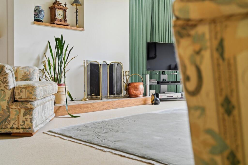 House in Cuddington, Sandiway - More
