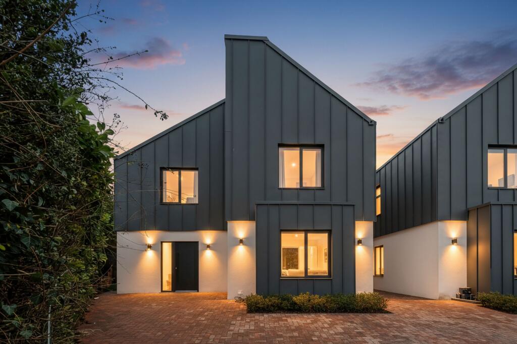 Main image of property: West Park Avenue, Southborough, TN4