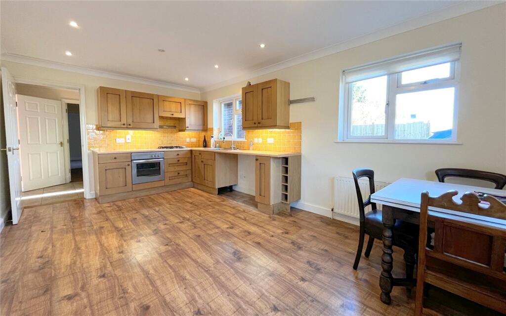 Elphinstone Road, Highcliffe, Christchurch, Dorset, BH23 photo 3