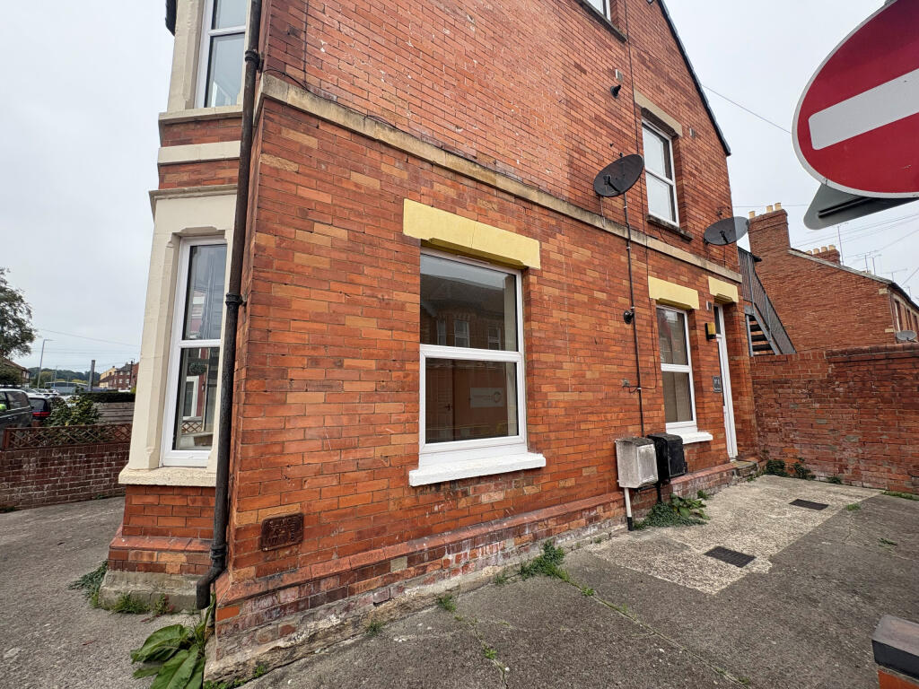 2-bed flat on Beer Street, YEOVIL, BA20 2AE, £125,000