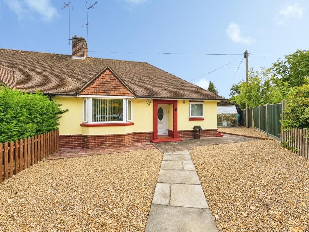 2-bed bungalow on Stilwell Close, Yateley, Hampshire, GU46, £400,000