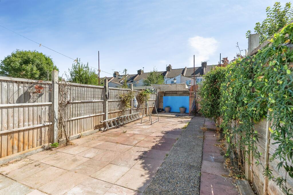 House in Gillingham, Hale - More