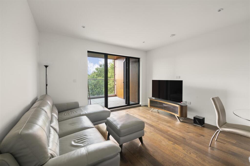 2-bed apartment on Brindley Place, Uxbridge, £290,000