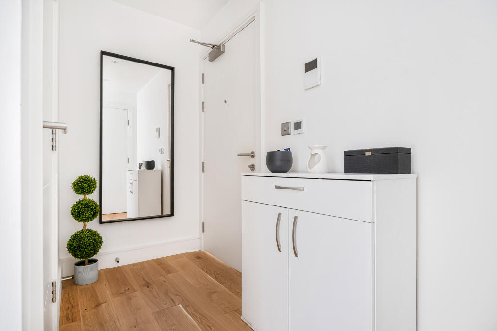 Apartment in Welwyn Hatfield, Hertfordshire - View 2