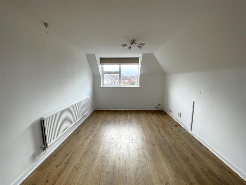 Hewlett Road, Cheltenham photo 3