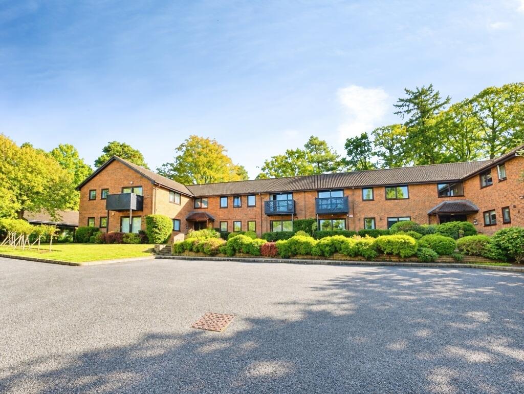 2-bed flat on Collingwood Rise, Camberley, Surrey, GU15, £300,000