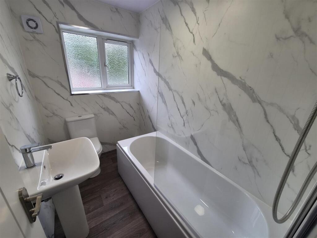 Apartment in Tameside, Brushes - View 4