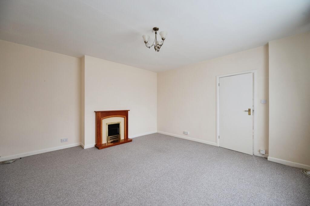 Eastoke Avenue, Hayling Island, Hampshire, PO11 photo 2
